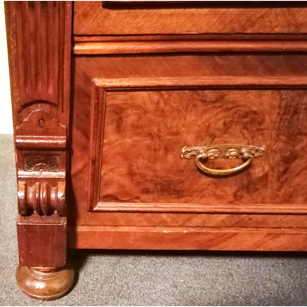 Schlichte drischübige Gründerzeit-Kommode in Nussbaum